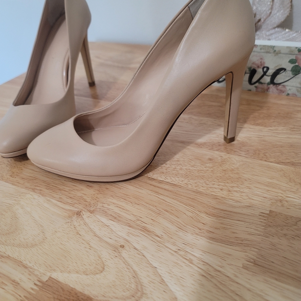 Bannana Republic Cream Stilettos size 7. With a 4 inch heel. Very crisp. - Picture 9 of 17